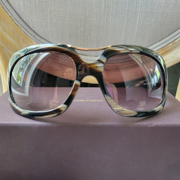 TOM FORD Camilla (unisex) sunglasses in tortoise and gold (2000s) collection - Picture 4 of 17